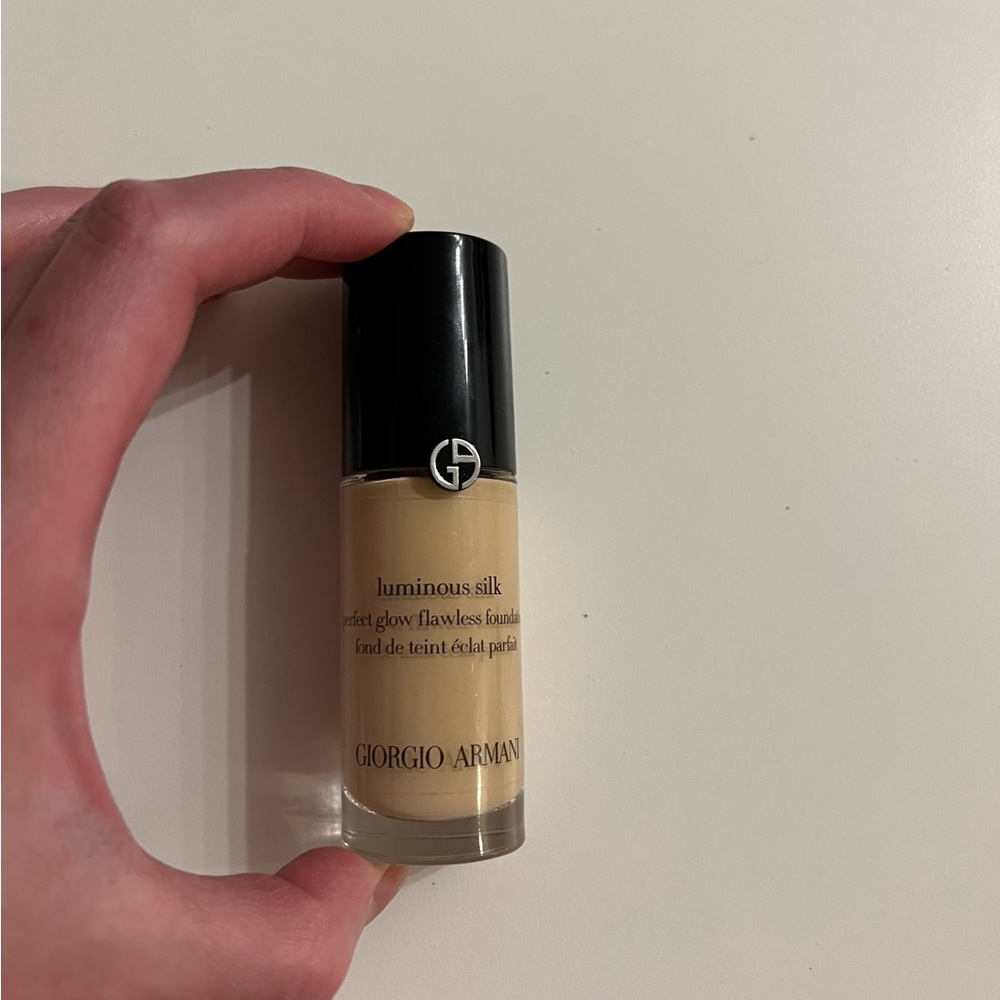 ARMANI BEAUTY Mini Luminous Silk Perfect Glow Flawless Oil-Free Foundation